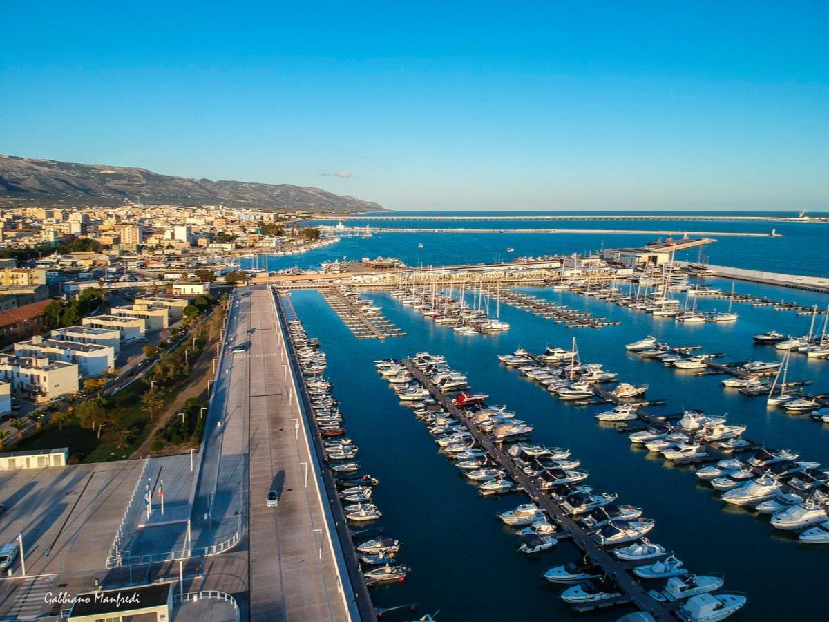 Marina Del Gargano Houseboat Hotel Manfredonia Exterior photo