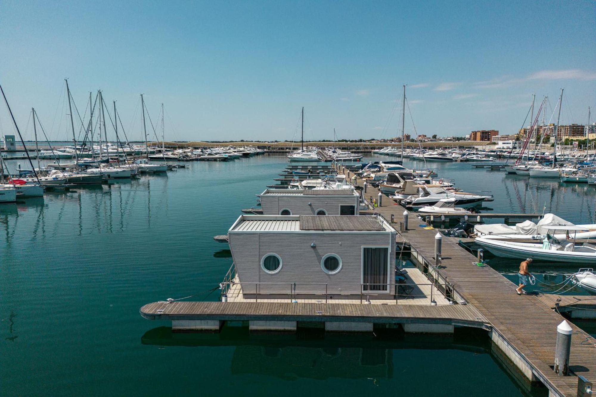 Marina Del Gargano Houseboat Hotel Manfredonia Exterior photo