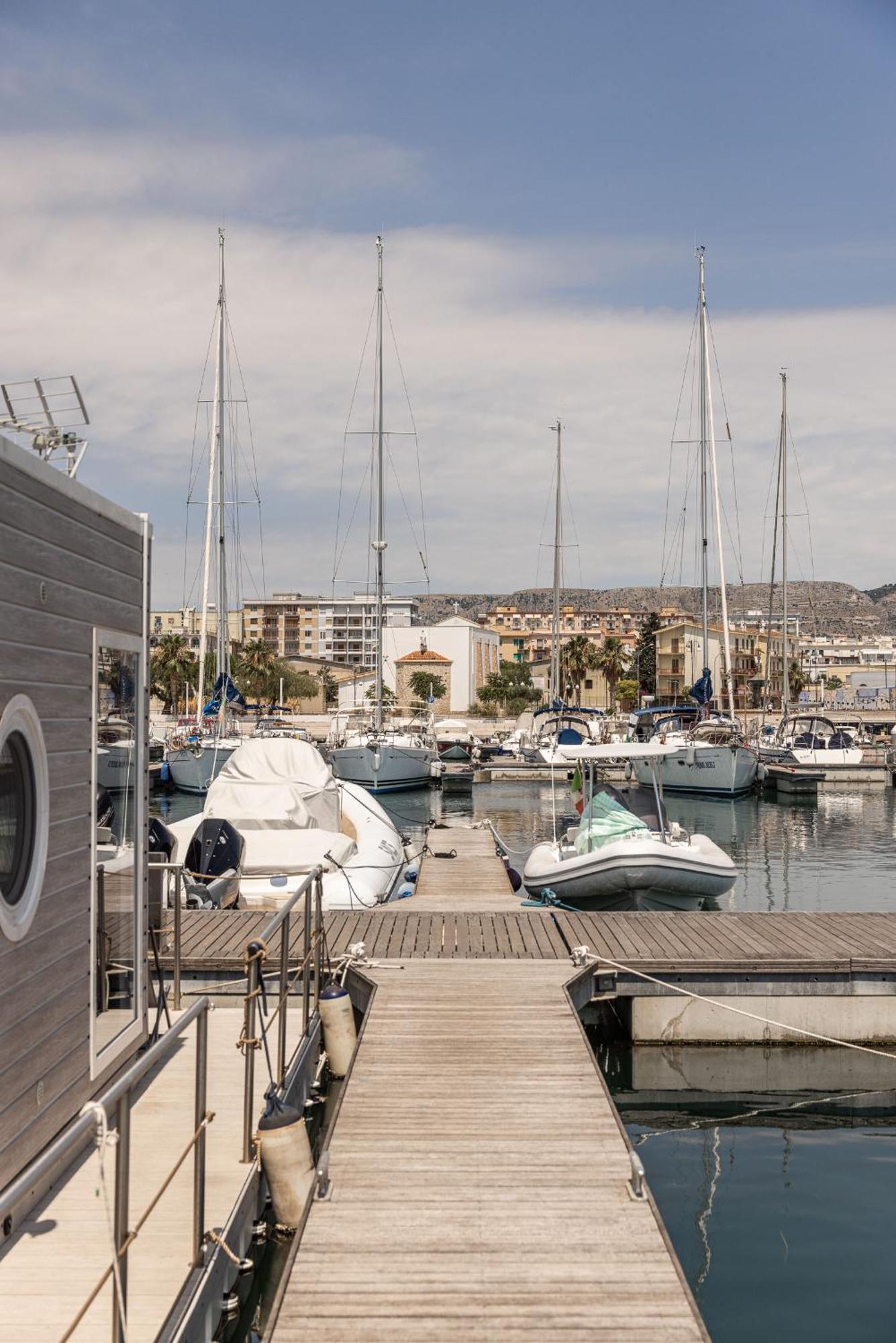 Marina Del Gargano Houseboat Hotel Manfredonia Exterior photo