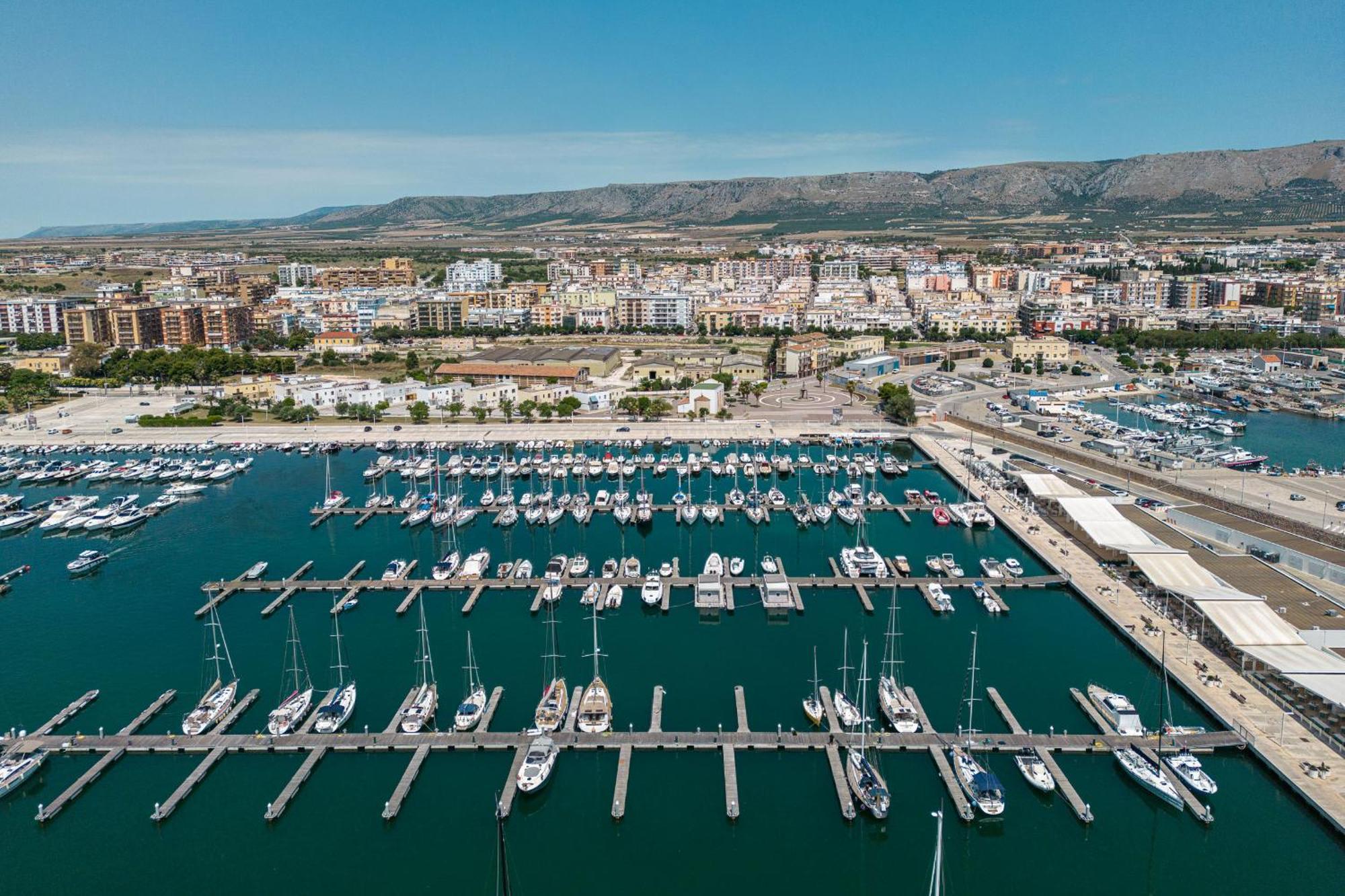 Marina Del Gargano Houseboat Hotel Manfredonia Exterior photo