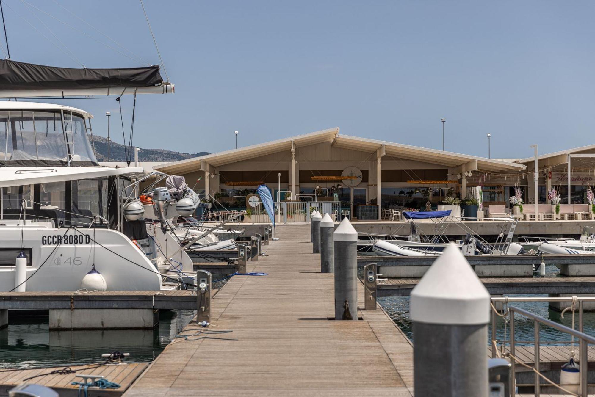 Marina Del Gargano Houseboat Hotel Manfredonia Exterior photo