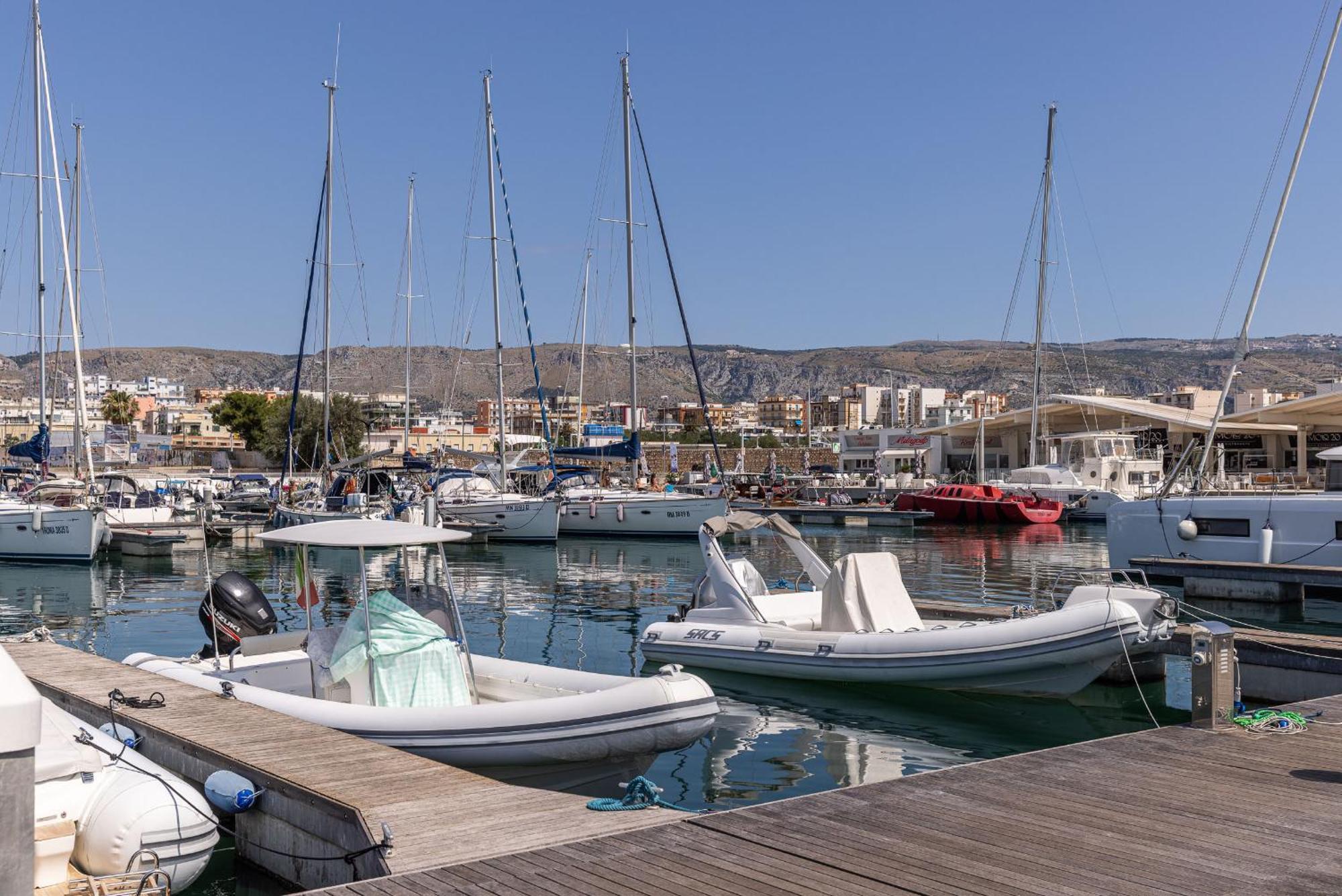 Marina Del Gargano Houseboat Hotel Manfredonia Exterior photo